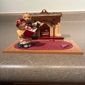 Hallmark 1993 Bearington Rug Lit Fireplace Bearnadette Papa